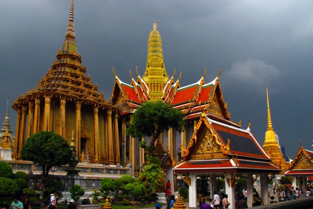 a buddhist temple in the center of Bangkok